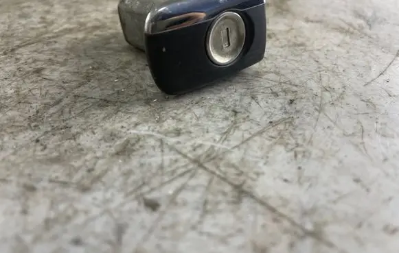 Mercedes-Benz C W202 Front door lock (next to the handle) 