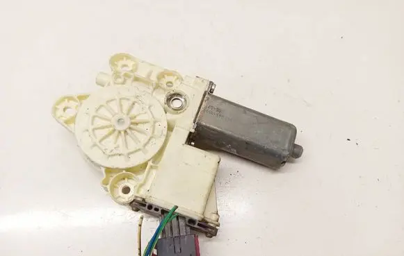 Toyota Avensis T250 Front door window regulator motor 6982005050