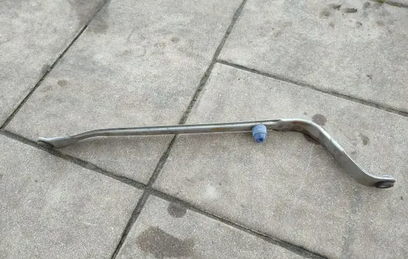 Fuel tank mounting bracket