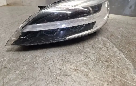 Volvo V40 Headlight/headlamp 31677022