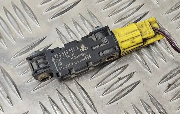 Audi A3 S3 8P Airbag deployment crash/impact sensor 8E0959651A 010071090704 115965