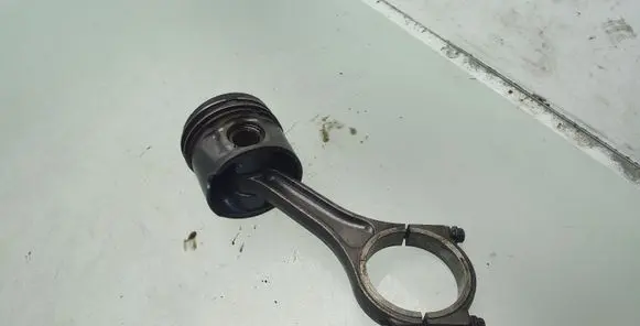 Jaguar S-Type Piston with connecting rod H268X