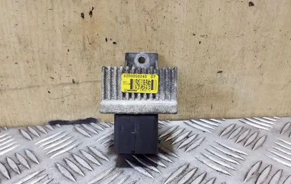 Nissan Juke I F15 Glow plug pre-heat relay 8200859243