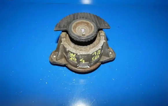 Mercedes-Benz C AMG W204 Engine mount bracket A2042400117 ZGS005