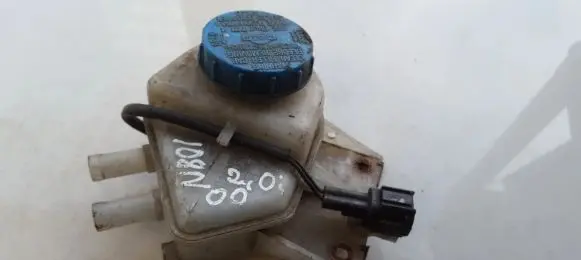 Nissan Almera Tino Brake fluid reservoir 