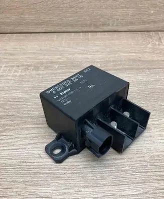 Mercedes-Benz C W203 Glow plug pre-heat relay A0025423819 V23132A2001X14