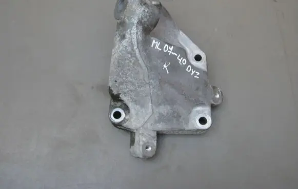 Mercedes-Benz ML W164 Engine mounting bracket A6292230304