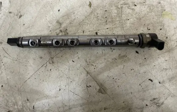 BMW X1 E84 Fuel distributor 0445214183 939565L1 7809128