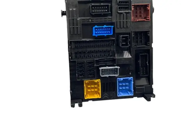Opel Mokka B Fuse module 9832881080