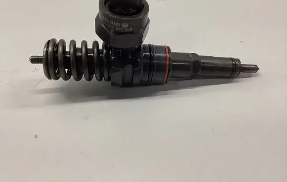 Volkswagen PASSAT B5.5 Fuel injector 038130073F