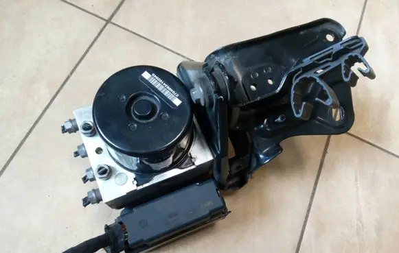 Volkswagen Touran I ABS Pump 1K0907379BM 1K0614517ED NE70696