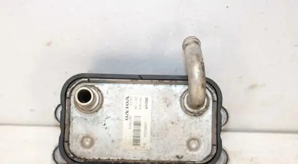 Volvo XC90 Engine oil radiator 8677973 C5850000