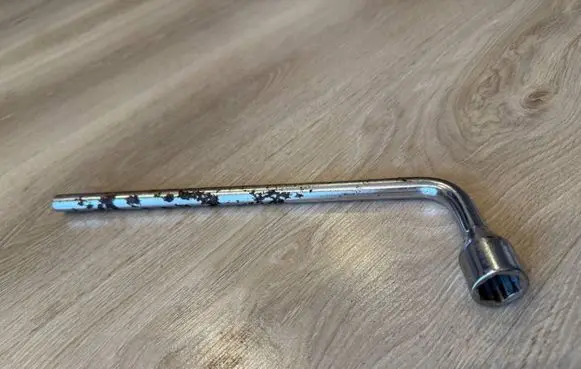 Mercedes-Benz S W221 Wheel nut wrench A2215810001 2215810001