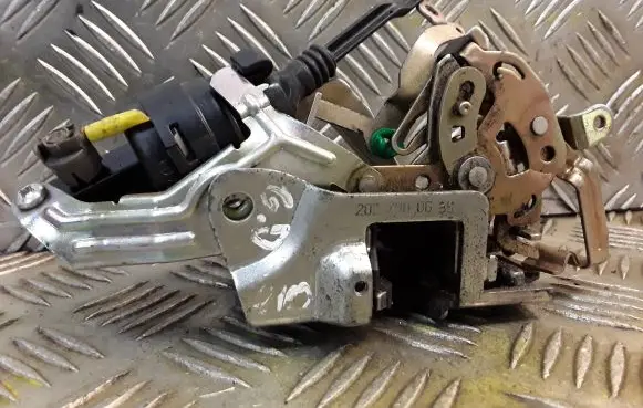 Mercedes-Benz C W202 Rear door lock 2027300635