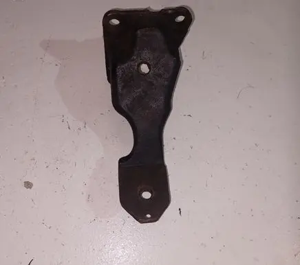 Toyota Hilux (AN10, AN20, AN30) Engine mounting bracket