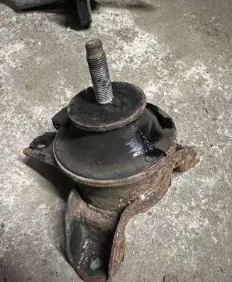 Hyundai Tucson JM Engine mount bracket