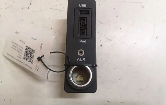 Jaguar XF AUX in-socket connector 8X2319C166AD