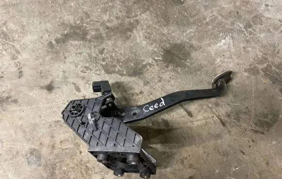 KIA Ceed Brake pedal 328001H110