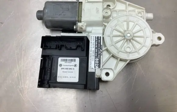 Audi A3 S3 8P Front door window regulator motor 05074635 8P0959802A
