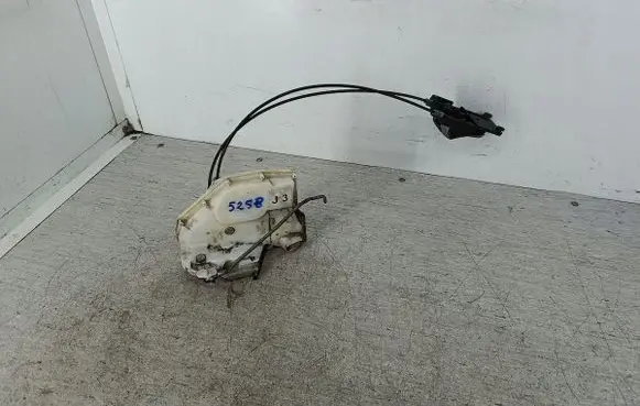 Suzuki Swift I Front door lock 