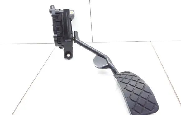 Accelerator throttle pedal