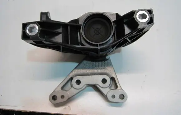 Peugeot 5008 II Engine mounting bracket EB2PT