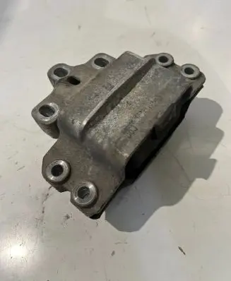Volkswagen PASSAT B6 Engine mount bracket