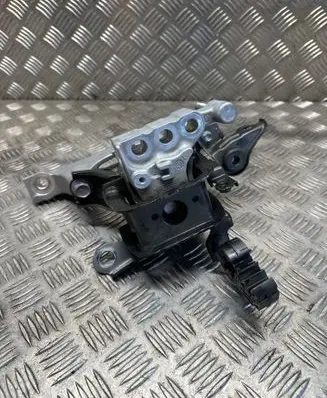 Toyota RAV 4 (XA50) Engine mount bracket