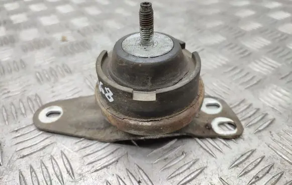 Peugeot 508 Engine mount bracket