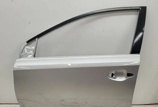 Toyota Auris E180 Front door 