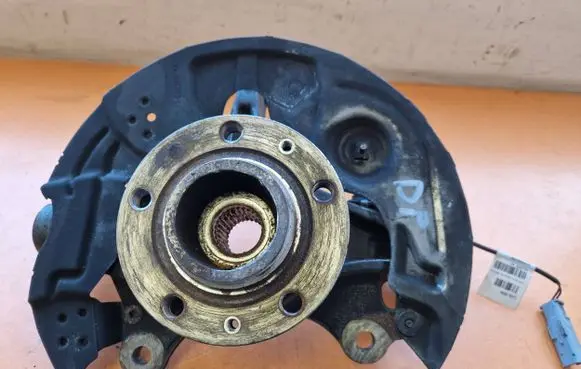 Opel Astra L Front wheel hub 9830991480