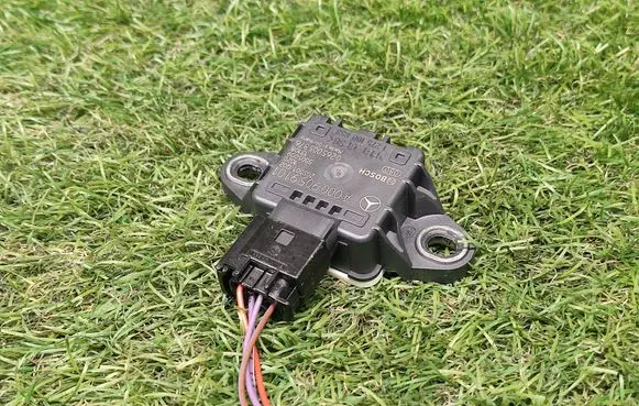 Mercedes-Benz E W212 ESP acceleration yaw rate sensor A0009059101 0261005876