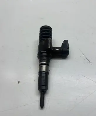 Volkswagen PASSAT B6 Fuel injector 03G130073T