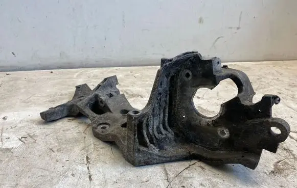 Volkswagen PASSAT B8 Generator/alternator bracket 04L903143D
