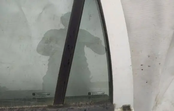 Opel Astra G Rear vent window glass 