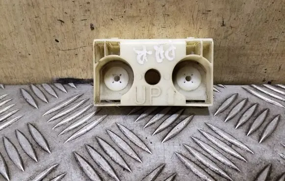 Front bumper mounting bracket