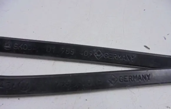 Skoda Octavia Mk1 (1U) Front wiper blade arm 1U1955409