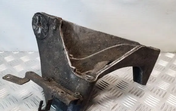 Volkswagen Touareg I Engine mounting bracket 070199307A