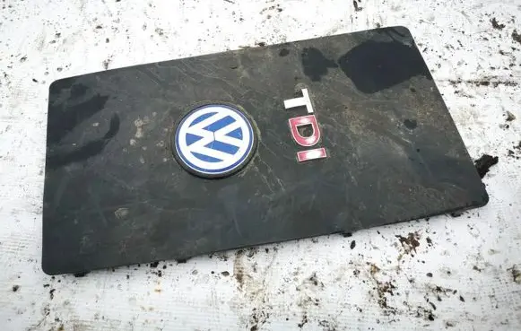 Volkswagen PASSAT B5 Engine cover (trim) 013223a
