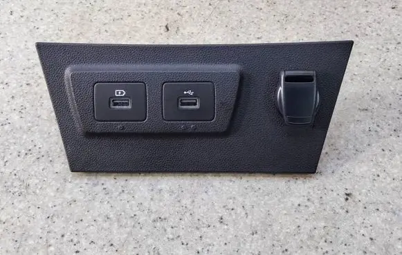 Dacia Duster II USB socket connector 682640040R00 682640040R