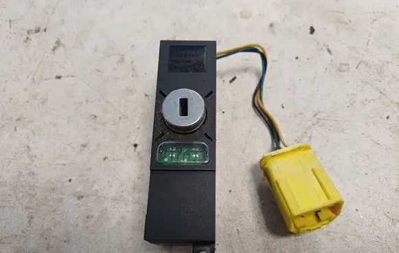 Volkswagen Touareg I Passenger airbag on/off switch 7L6919211
