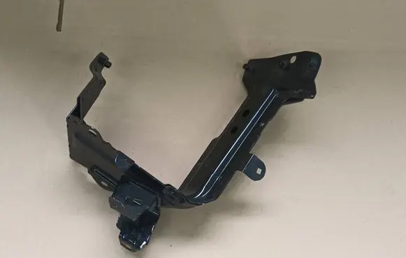 Audi Q7 4M Fender mounting bracket 4M0821138B