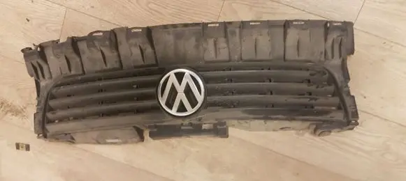 Volkswagen PASSAT B5 Front bumper upper radiator grill 3B0807231
