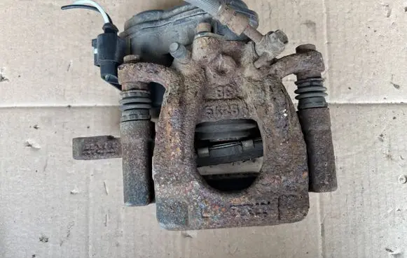 Nissan X-Trail T32 Rear brake caliper ZACISKTYLNISSAN