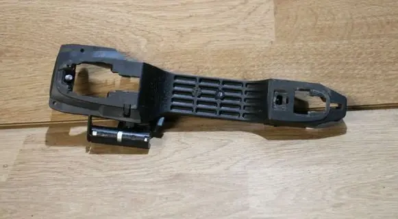 Toyota Avensis T250 Front door exterior handle/bracket 
