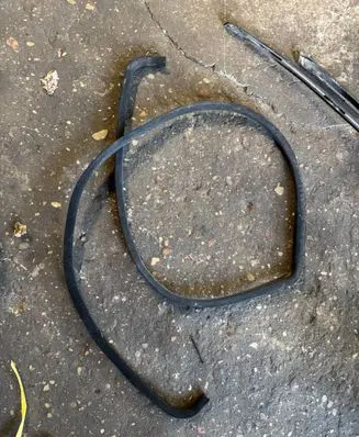 Mercedes-Benz 190 W201 Front door rubber seal 34578