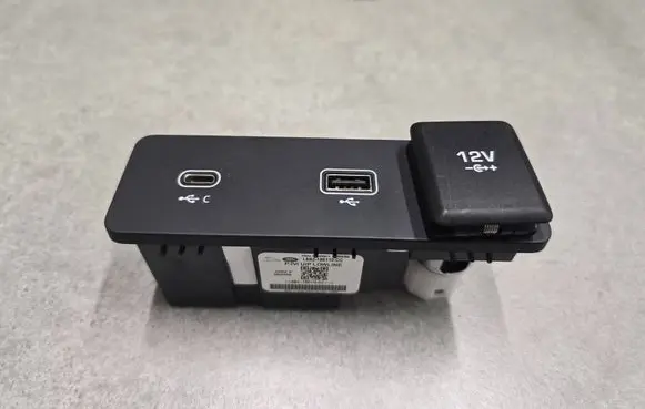 Jaguar I-Pace USB socket connector L8B219E110CC 2020W356 L8BE19E110CC