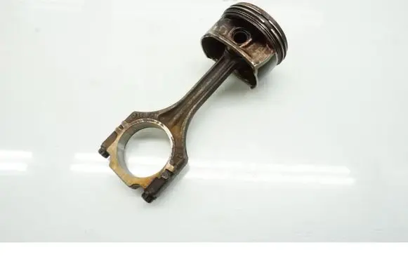 Volkswagen Golf V Piston with connecting rod 