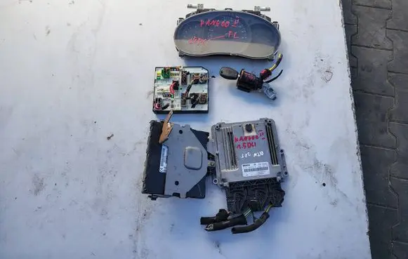Renault Kangoo II Engine control unit/module 237104376R
