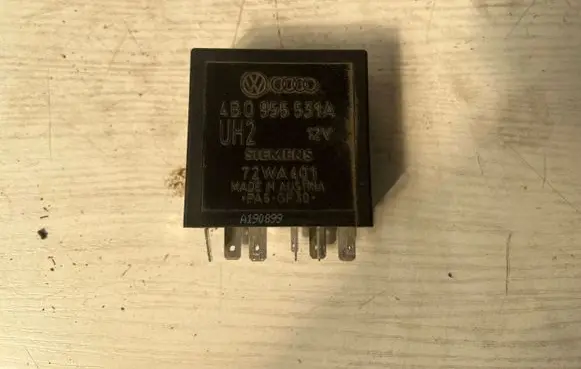 Volkswagen Golf IV Window wiper relay 4B0955531A